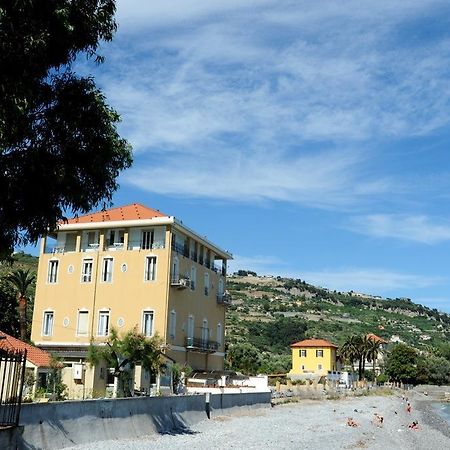 Holiday'S Beach Aparthotel Ventimiglia Exteriör bild