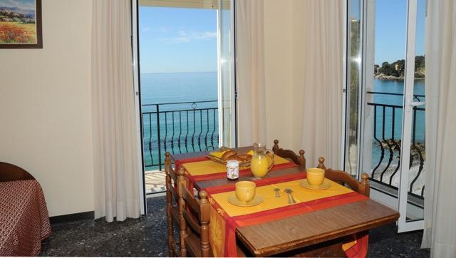 Holiday'S Beach Aparthotel Ventimiglia Exteriör bild