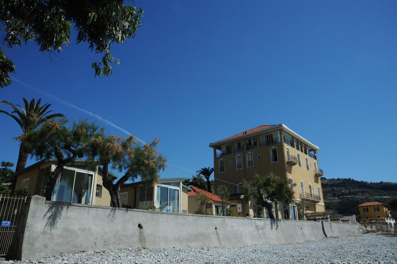 Holiday'S Beach Aparthotel Ventimiglia Exteriör bild