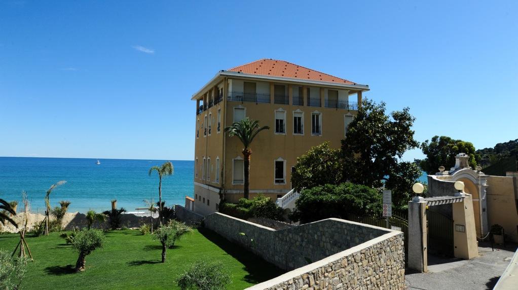 Holiday'S Beach Aparthotel Ventimiglia Exteriör bild
