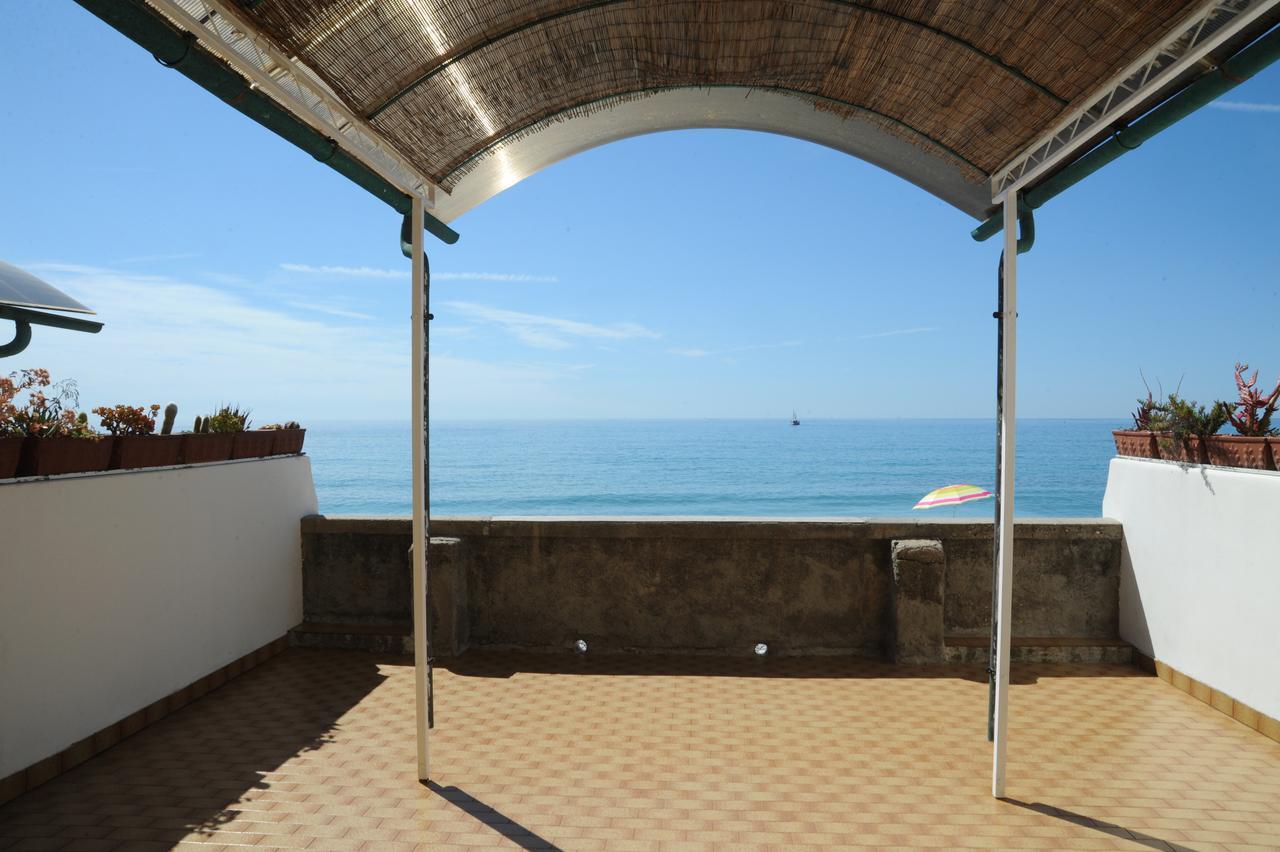 Holiday'S Beach Aparthotel Ventimiglia Exteriör bild