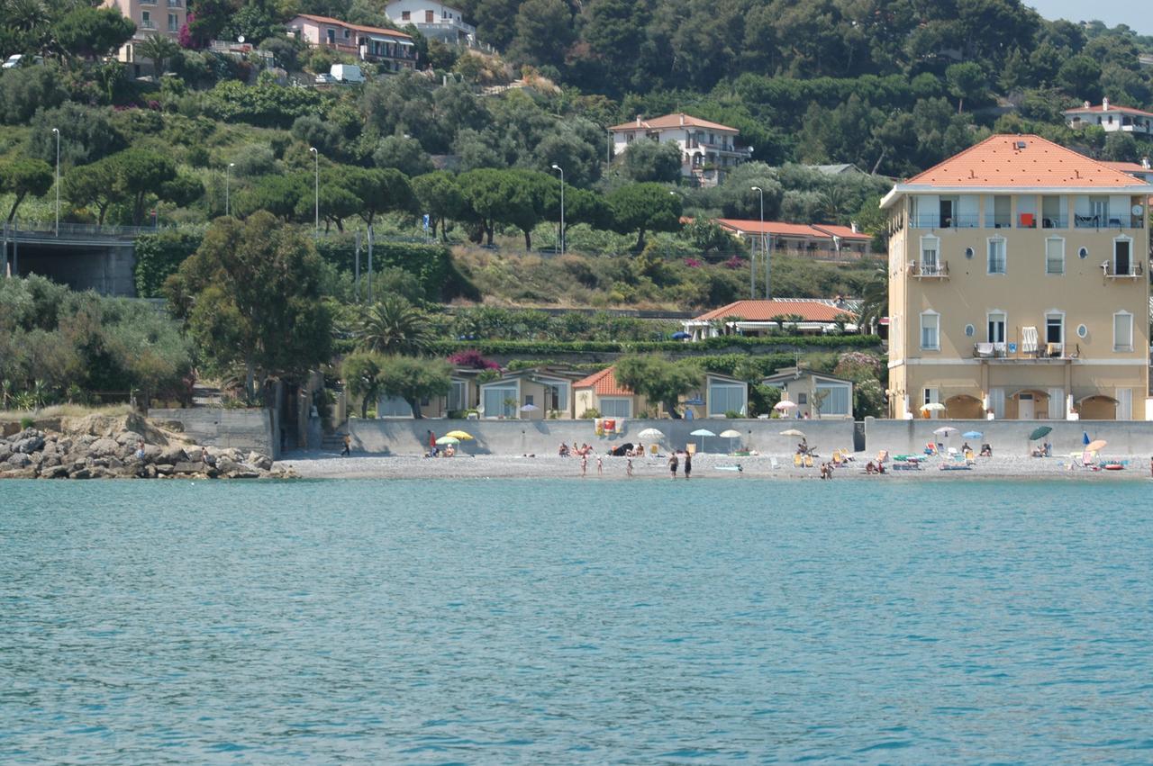 Holiday'S Beach Aparthotel Ventimiglia Exteriör bild